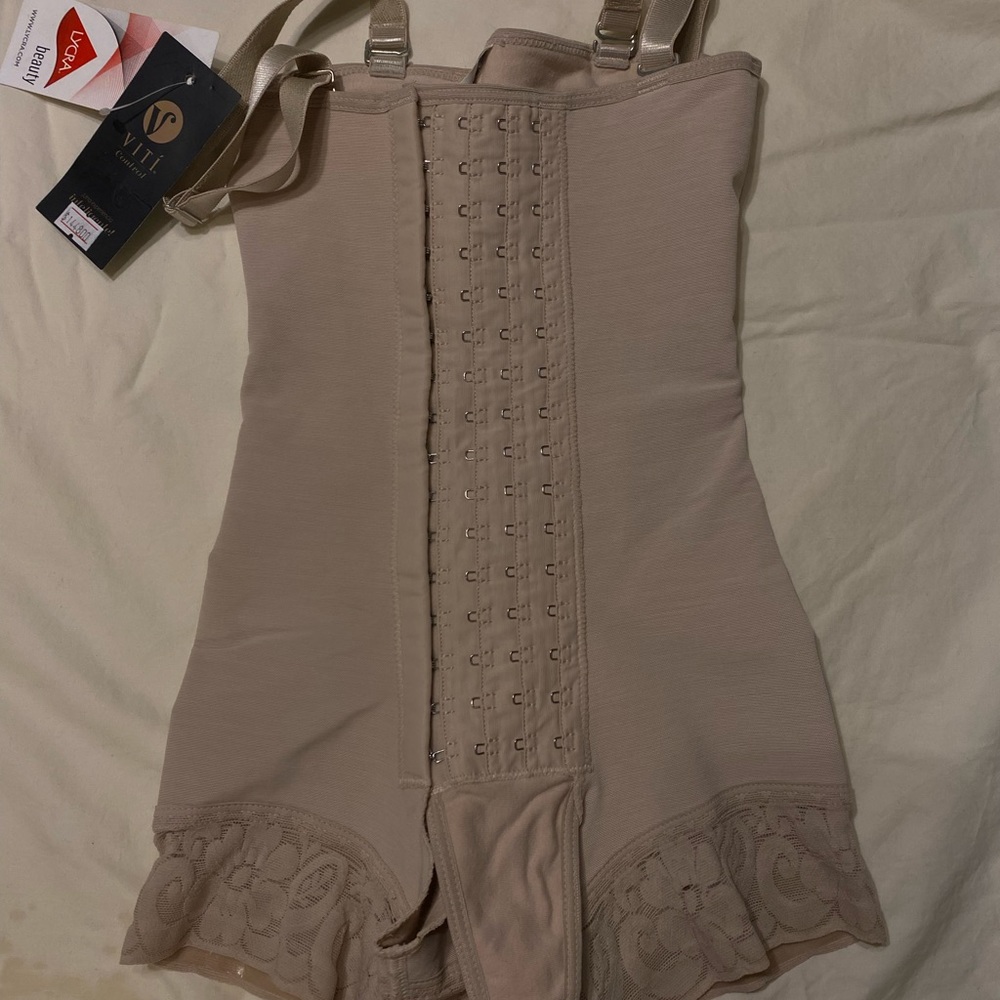 Colombian made waist trainer Size 28 Which is like a small!